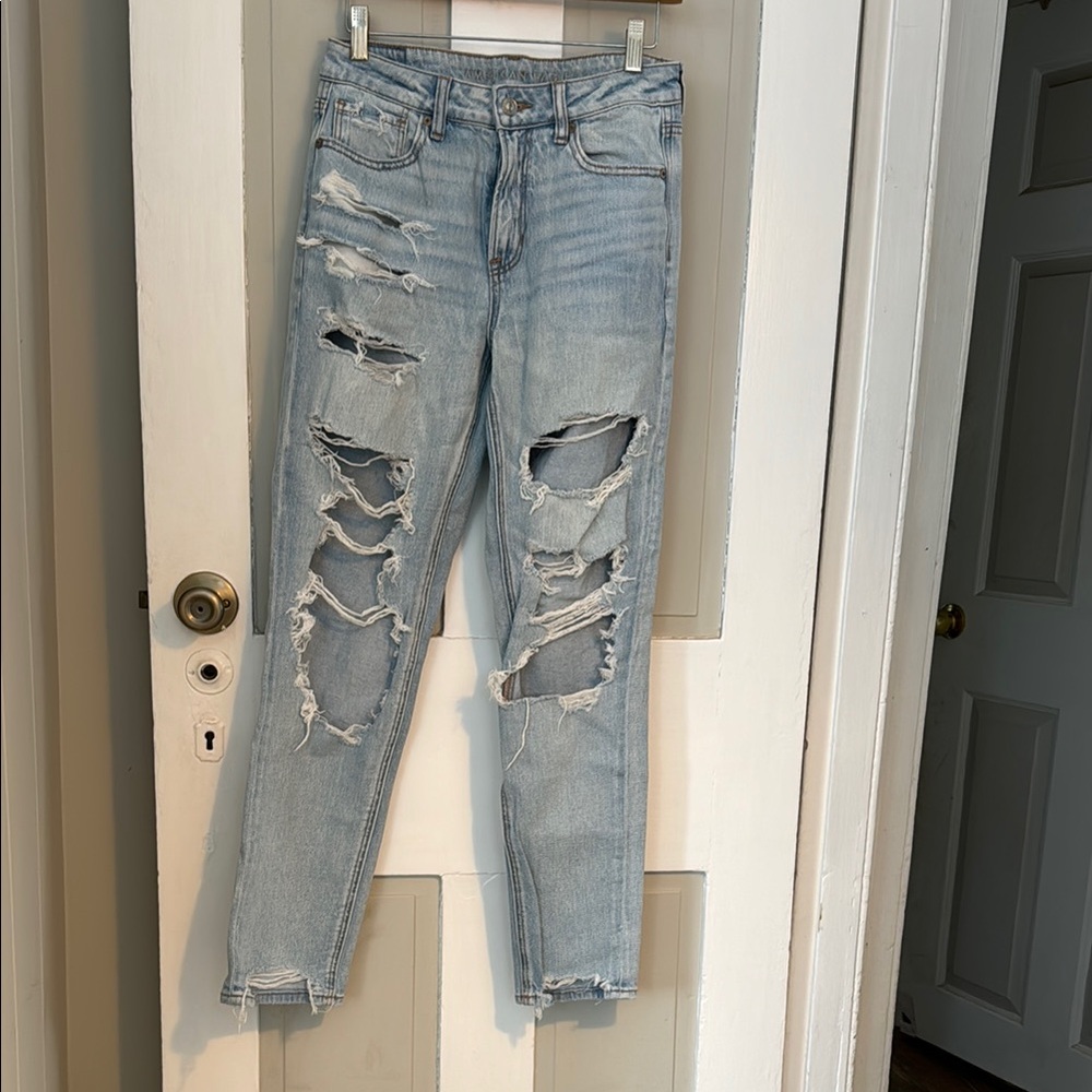 Women’s American Eagle ripped jeans. Size 4 long.